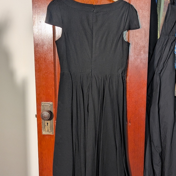 Elegant Black Dress - Picture 2 of 6